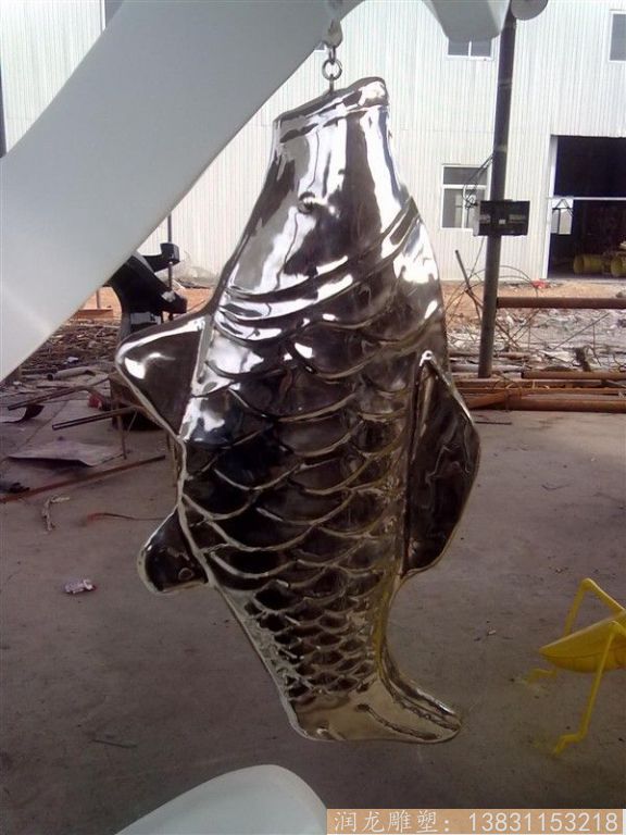 廠家設(shè)計(jì)制作不銹鋼鏡面雕塑魚(yú) 妙趣橫生的年年有余雕塑作品